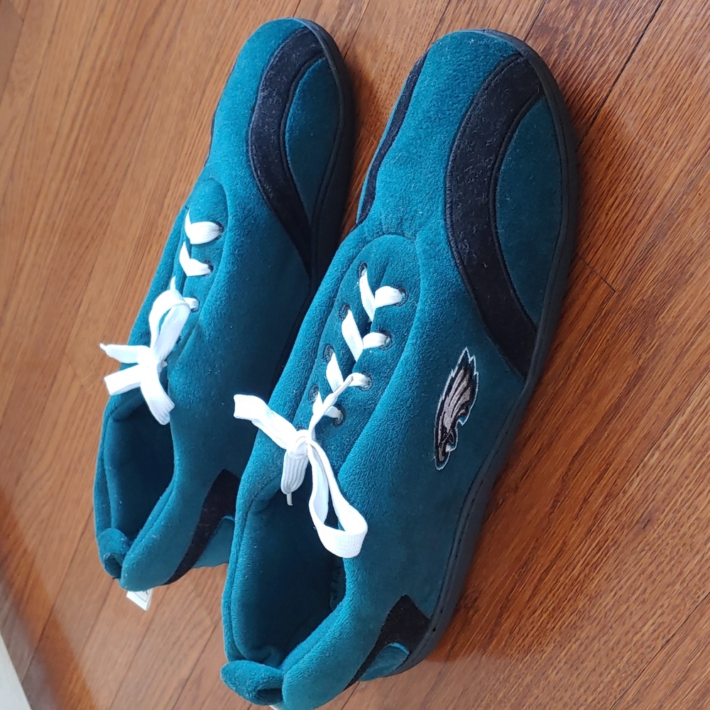 Men's slippers with Philadelphia Eagles logo size XXL (men's 13) NWOT or box